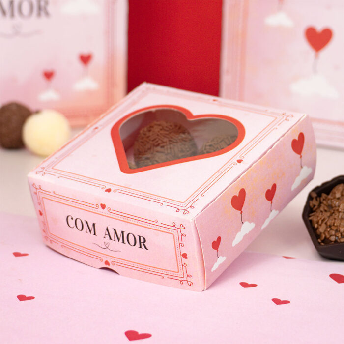 1ae138f64f357c87643f97a728bd57e9.jpg Caixa Para 4 Doces ou 1 Brownie, Com Visor e berço, COM AMOR - 10un - Imagem 1